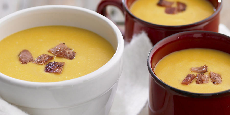 Sopa de zapallo asado y crispies de tocino