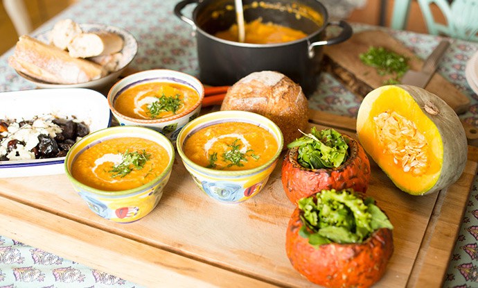 Sopa de lentejas con tomate, zapallo asado y curry