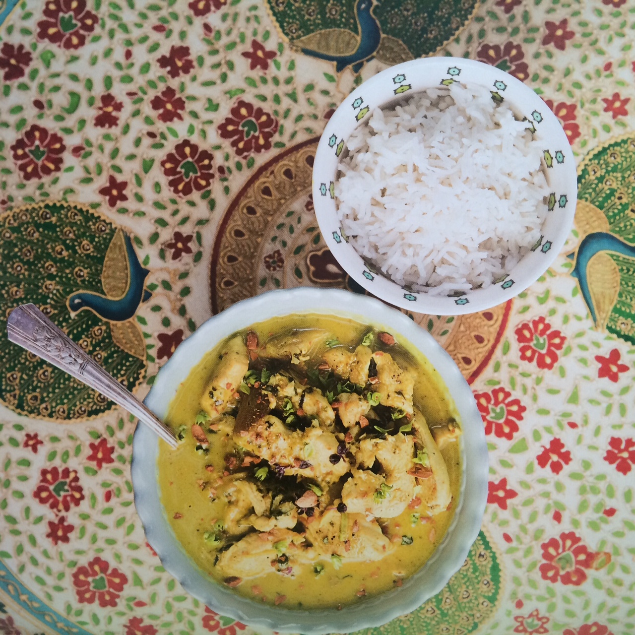 Pollo al curry con albahaca y leche de coco