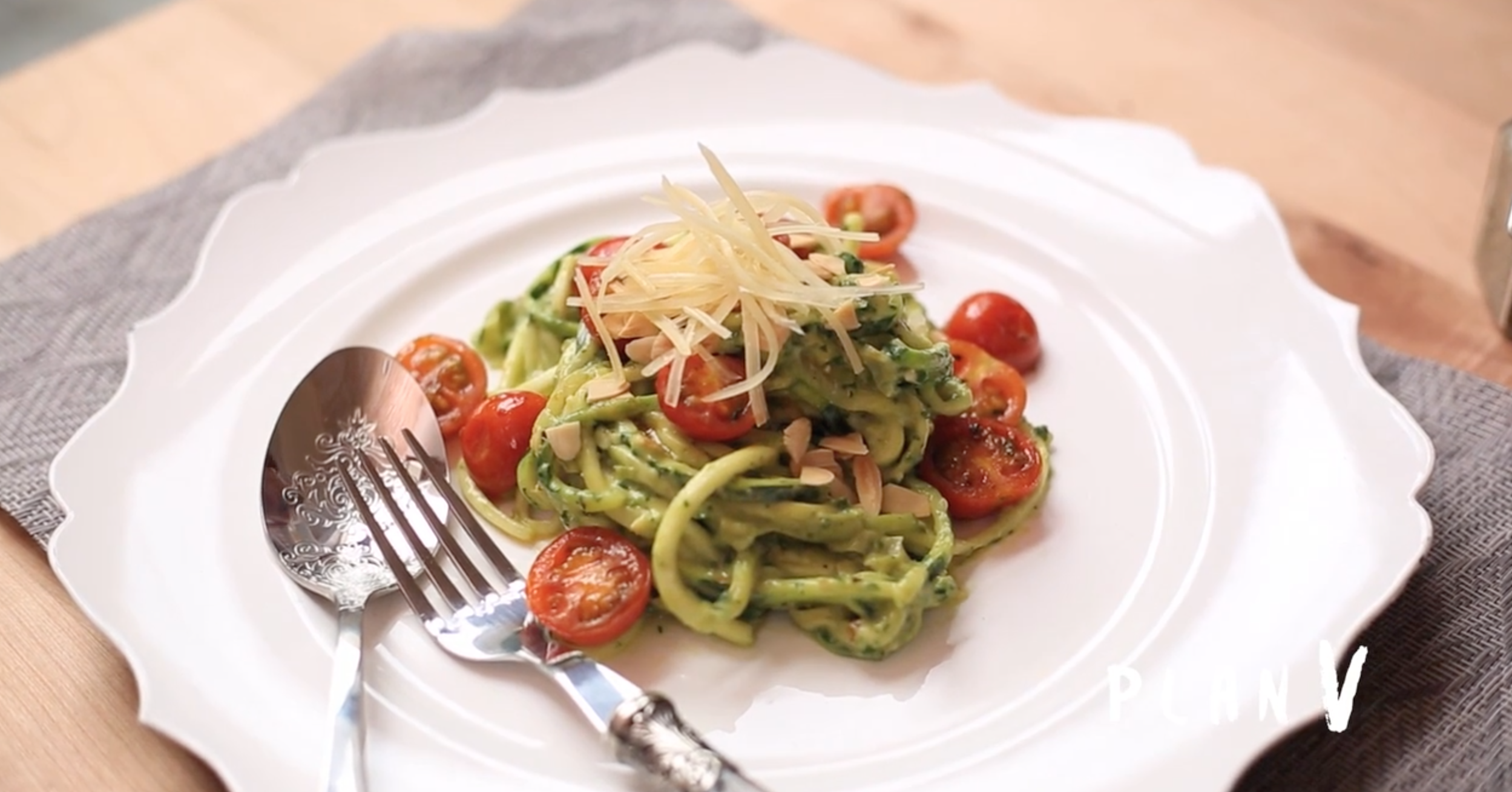 Fideos de zapallitos con pesto de palta