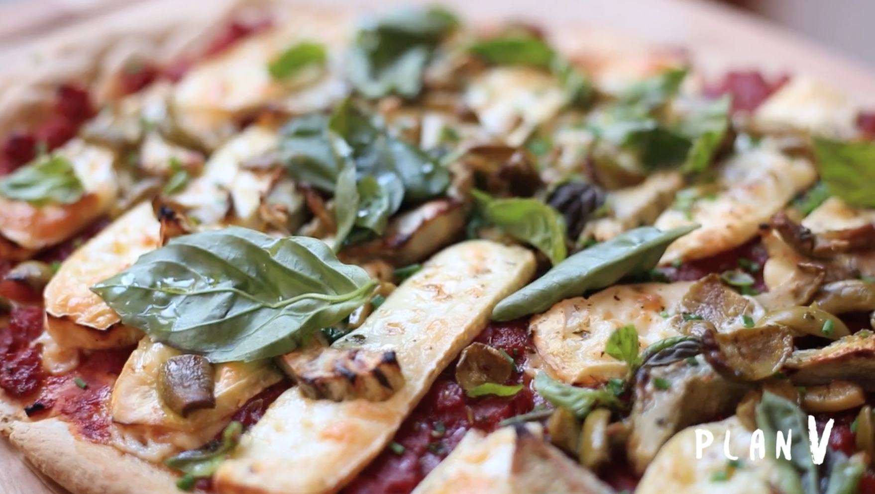 Pizza de avena con queso brie y alcachofas