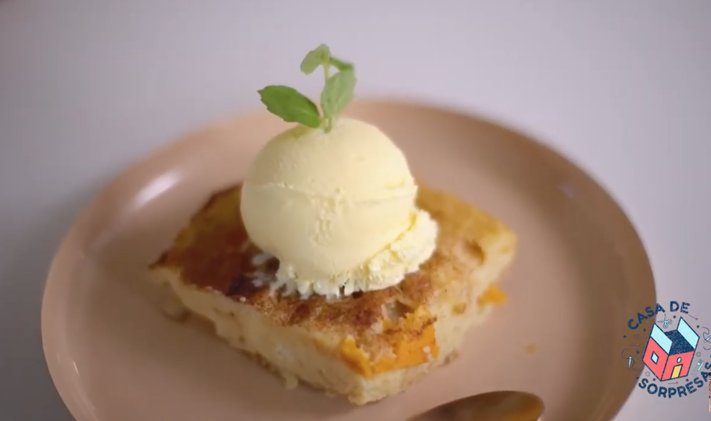 BUDIN DE PAN Y DURAZNOS CON SALSA DE CARAMELO